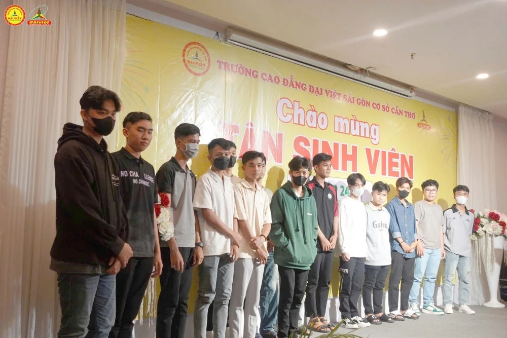 Rộn ràng không khí khai giảng của tân sinh viên Đại Việt Cần Thơ