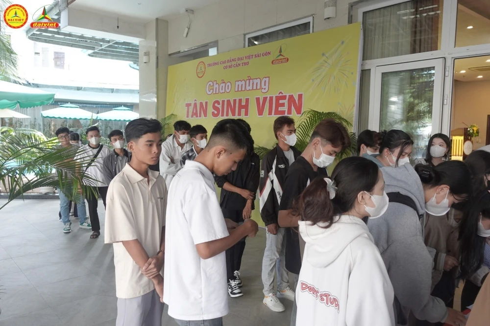 Rộn ràng không khí khai giảng của tân sinh viên Đại Việt Cần Thơ