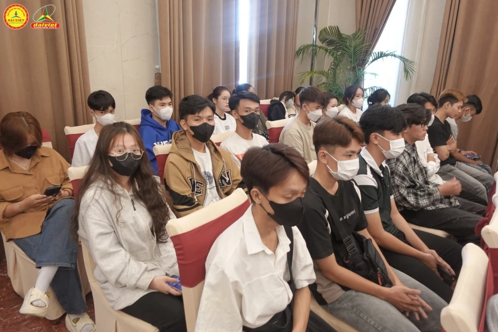 Rộn ràng không khí khai giảng của tân sinh viên Đại Việt Cần Thơ