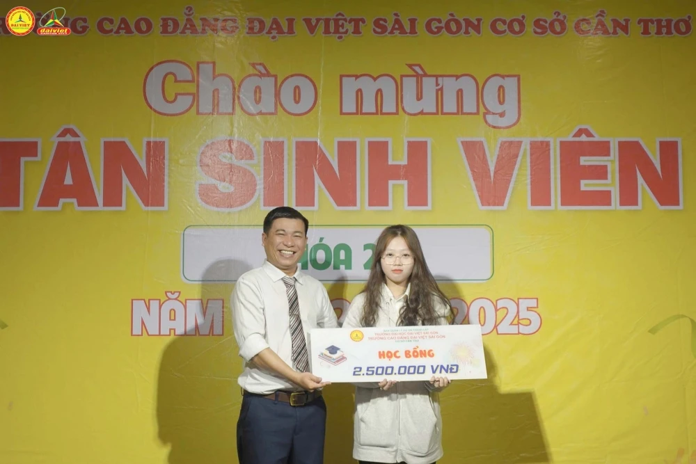 Rộn ràng không khí khai giảng của tân sinh viên Đại Việt Cần Thơ