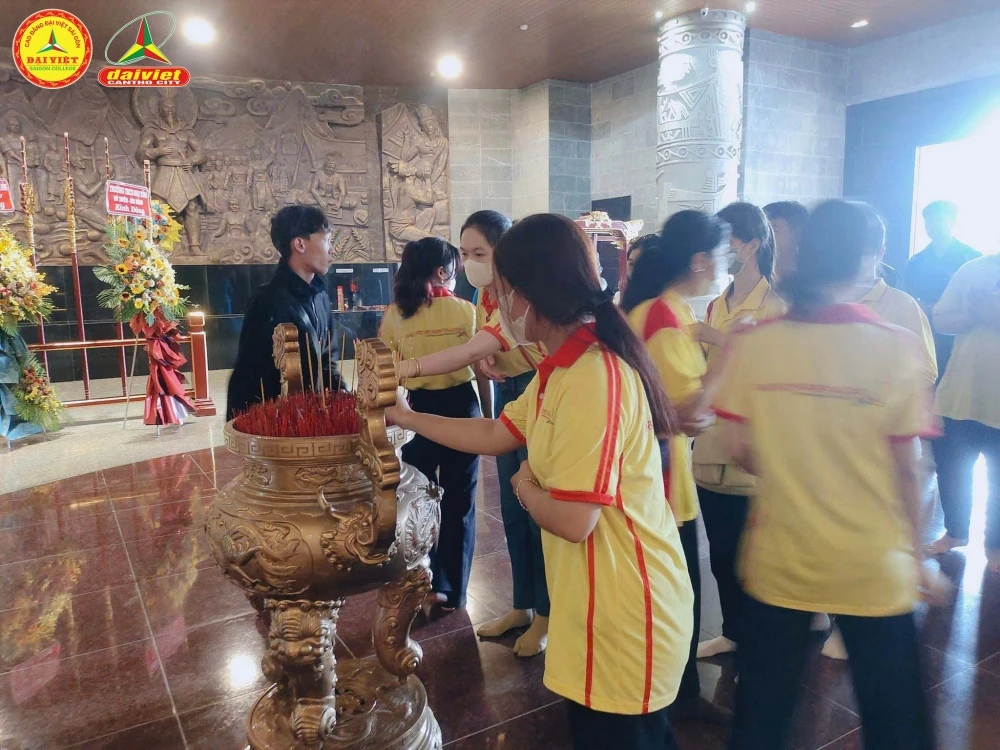 Thanh Niên Đại Việt Cần Thơ Về Nguồn Dâng Hương Quốc Tổ Hùng Vương – Hành Trình Tri Ân Và Tự Hào Dân Tộc