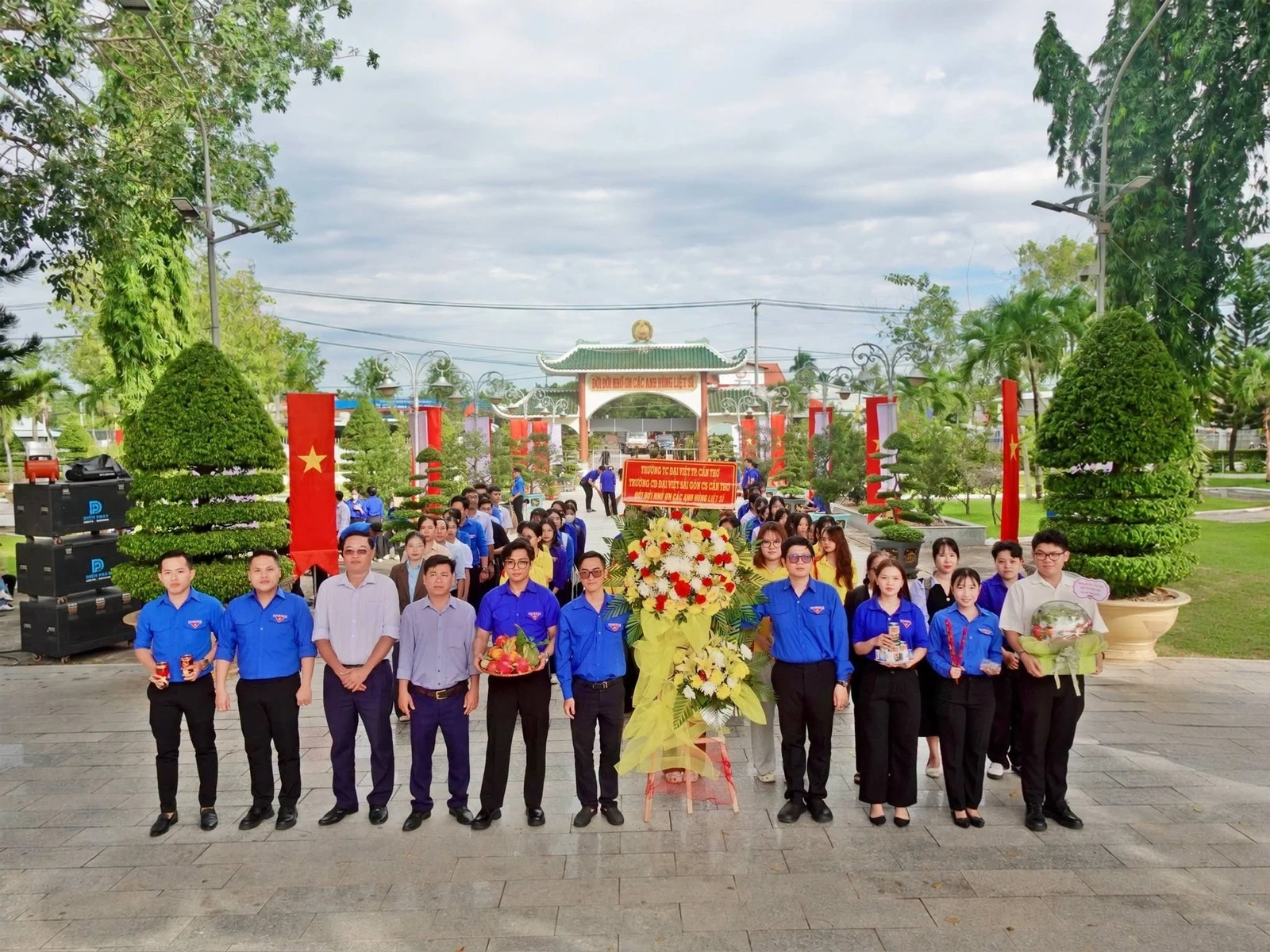 THẮP NÉN HƯƠNG TRI ÂN – KHẮC GHI CÔNG ƠN CÁC ANH HÙNG LIỆT SĨ