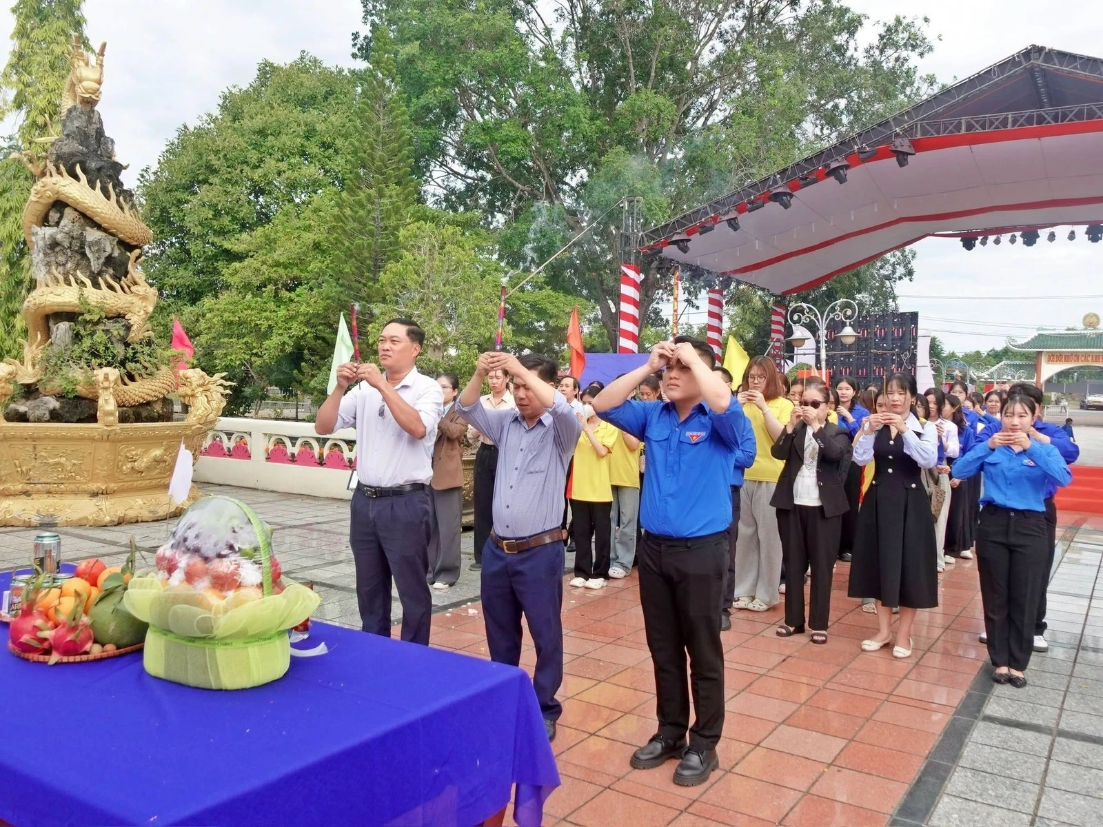 THẮP NÉN HƯƠNG TRI ÂN – KHẮC GHI CÔNG ƠN CÁC ANH HÙNG LIỆT SĨ