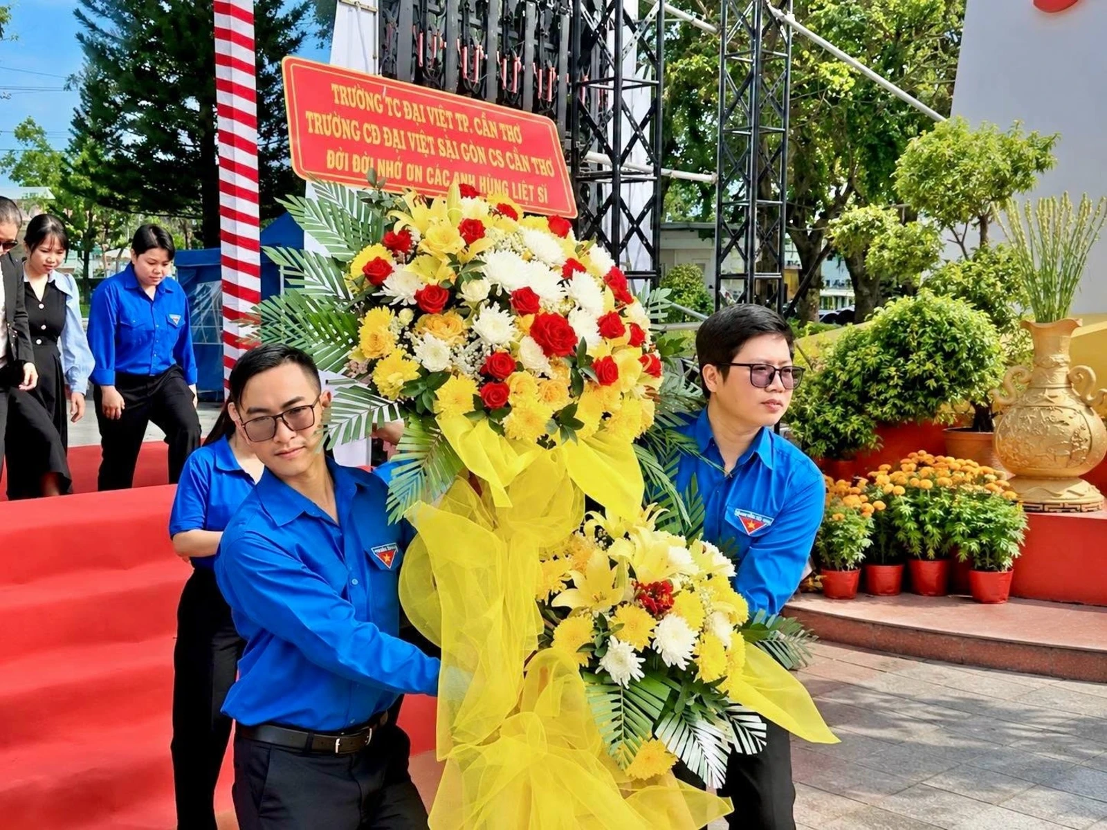 THẮP NÉN HƯƠNG TRI ÂN – KHẮC GHI CÔNG ƠN CÁC ANH HÙNG LIỆT SĨ