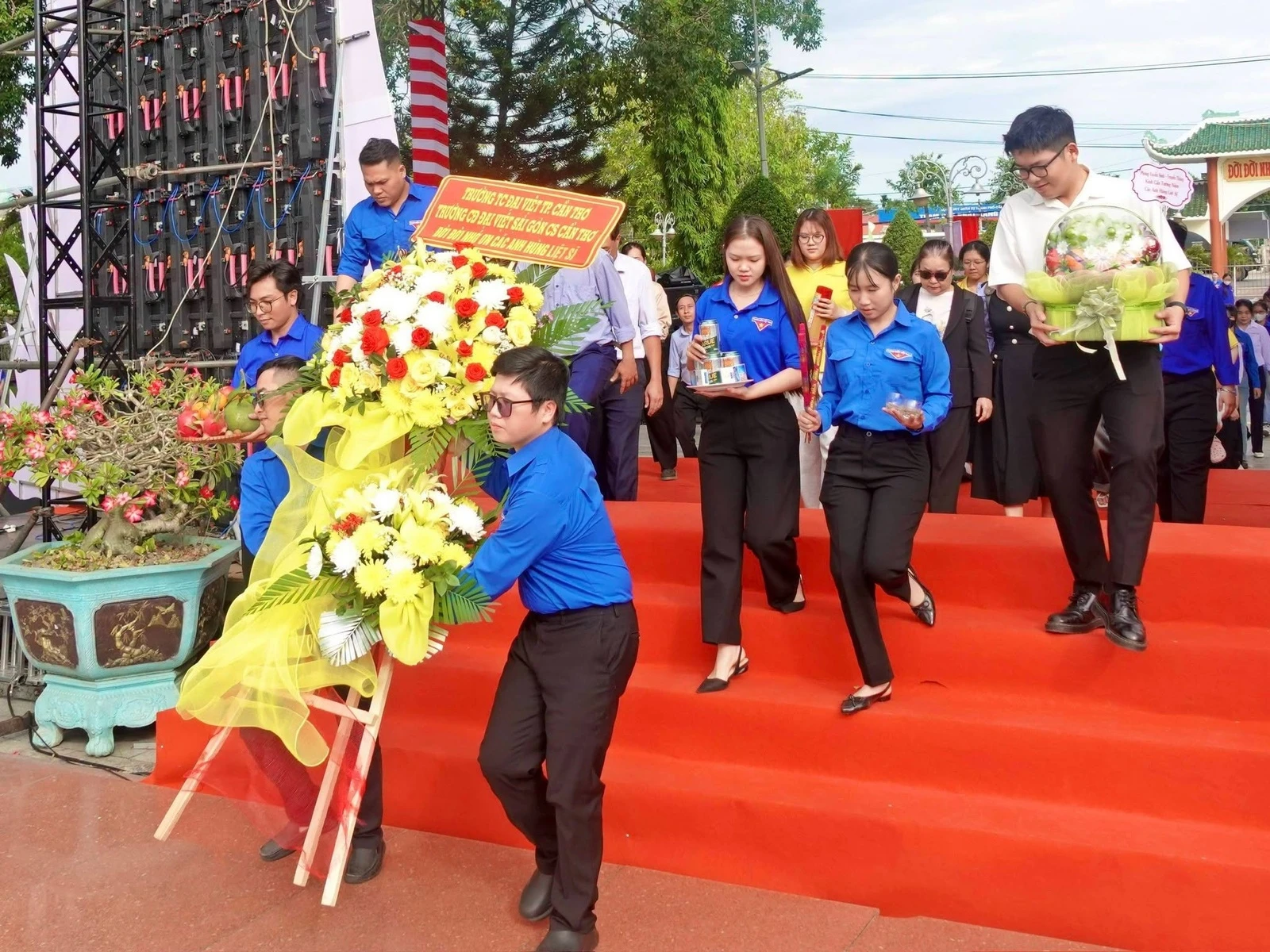 THẮP NÉN HƯƠNG TRI ÂN – KHẮC GHI CÔNG ƠN CÁC ANH HÙNG LIỆT SĨ