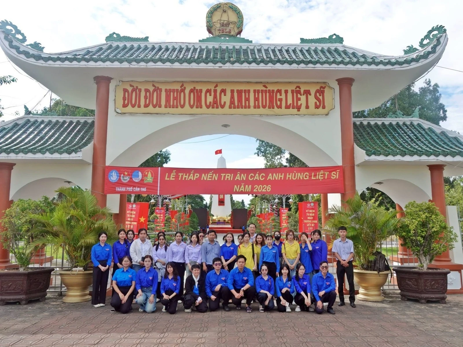 THẮP NÉN HƯƠNG TRI ÂN – KHẮC GHI CÔNG ƠN CÁC ANH HÙNG LIỆT SĨ