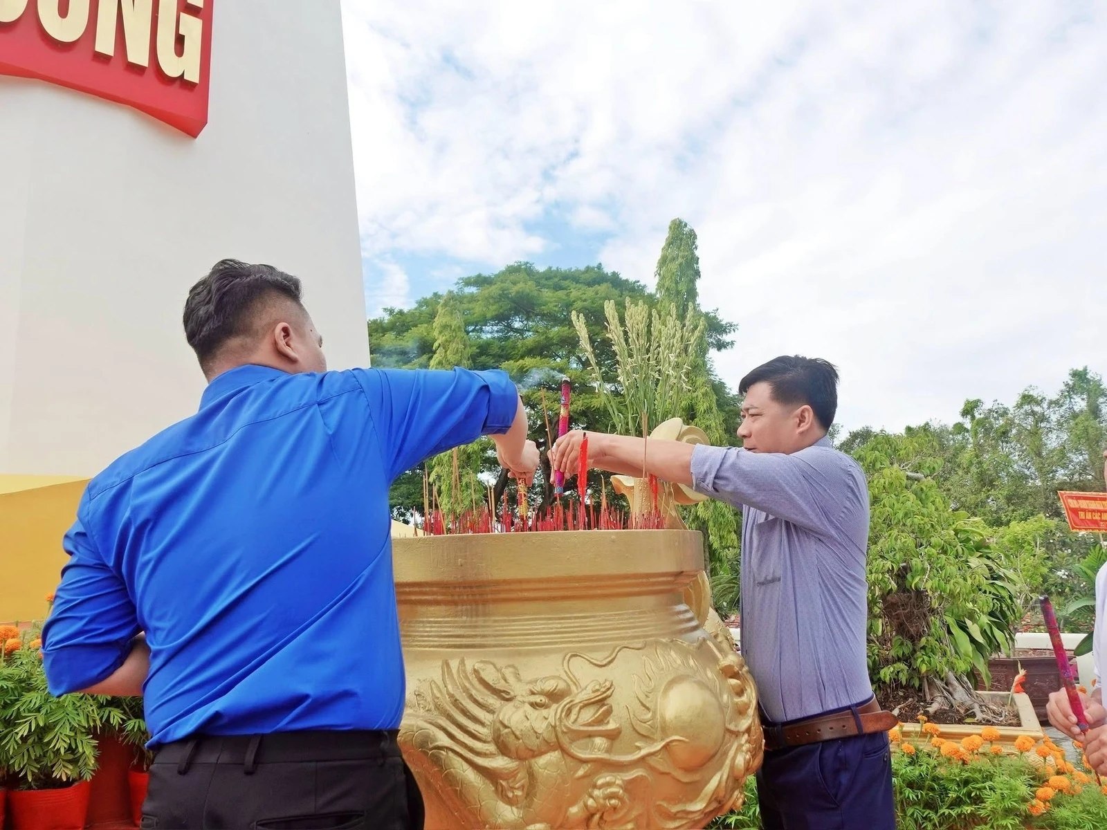 THẮP NÉN HƯƠNG TRI ÂN – KHẮC GHI CÔNG ƠN CÁC ANH HÙNG LIỆT SĨ