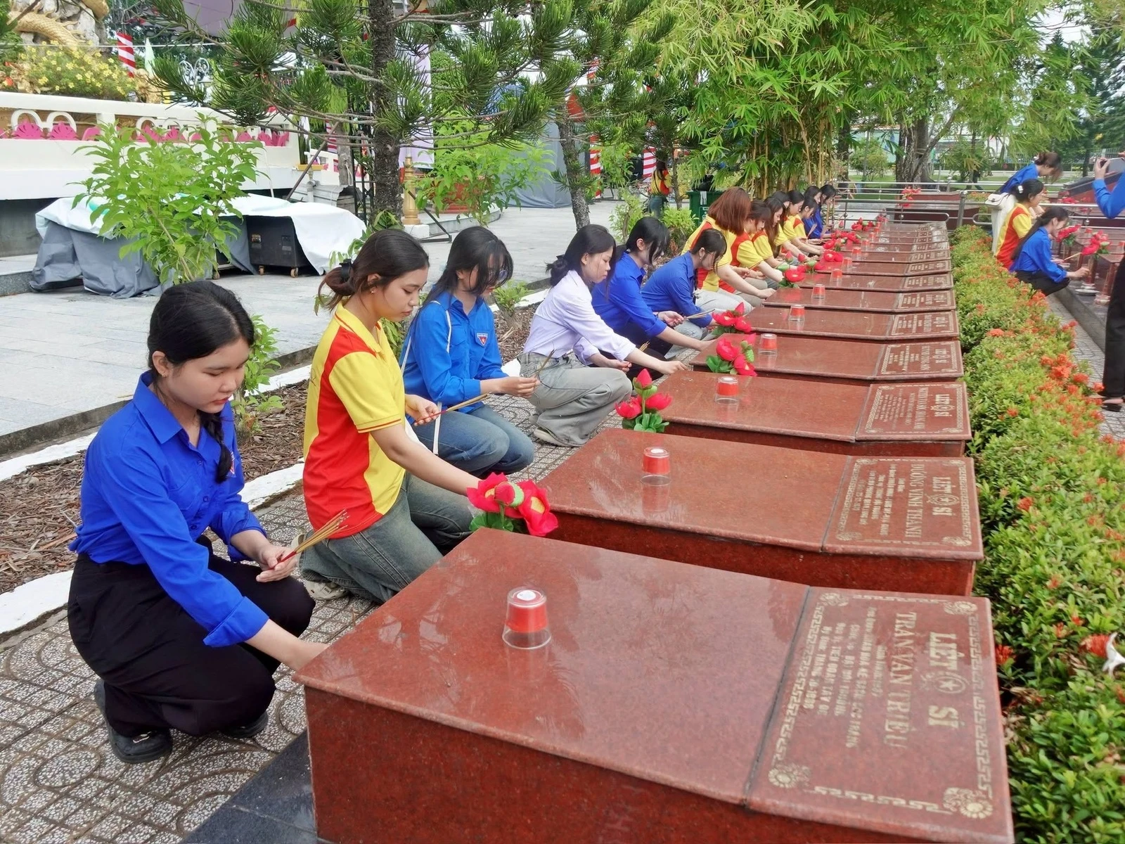 THẮP NÉN HƯƠNG TRI ÂN – KHẮC GHI CÔNG ƠN CÁC ANH HÙNG LIỆT SĨ