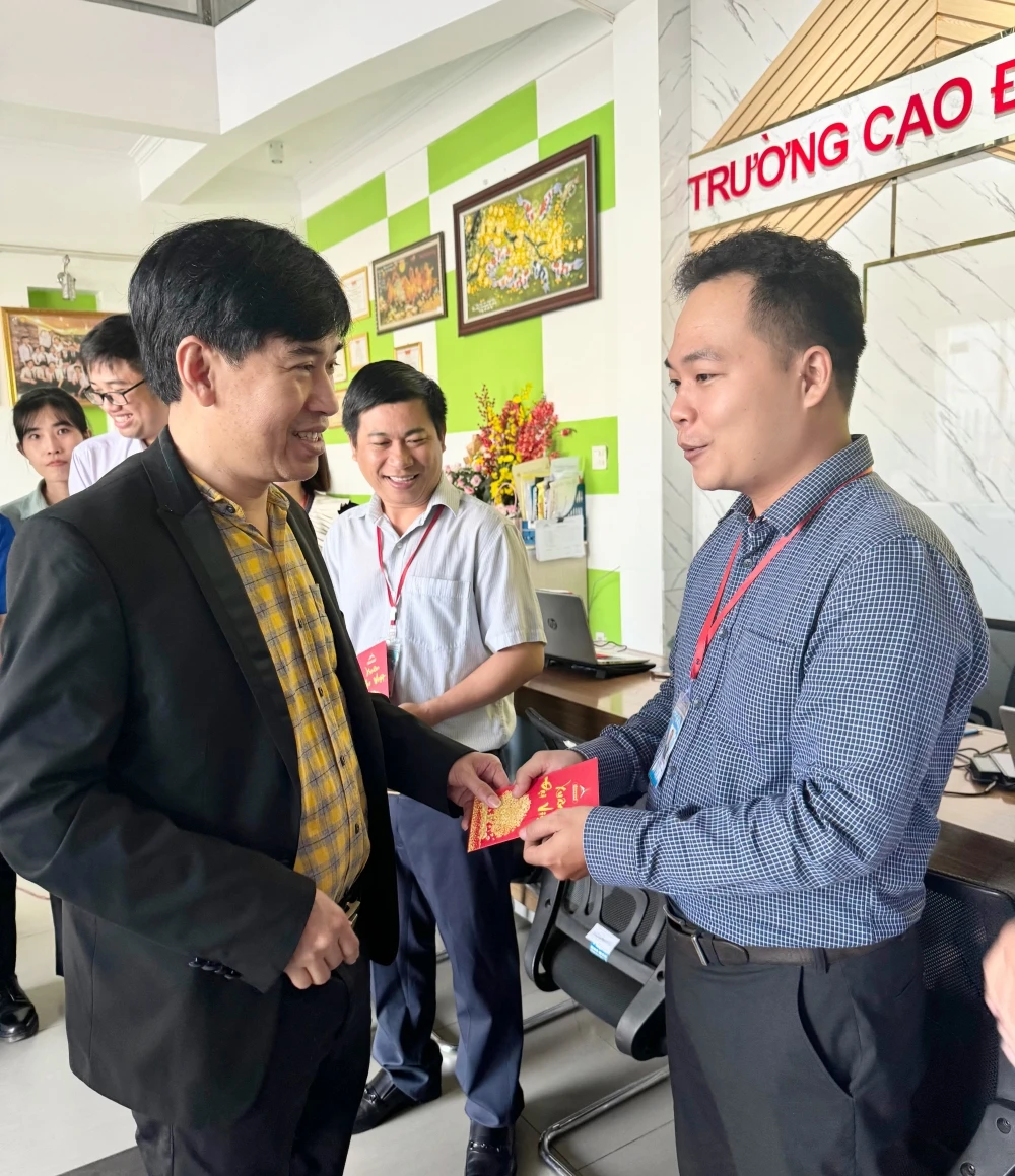 Thầy Chủ tịch HĐQT chúc Tết tập thể Đại Việt Cần Thơ
