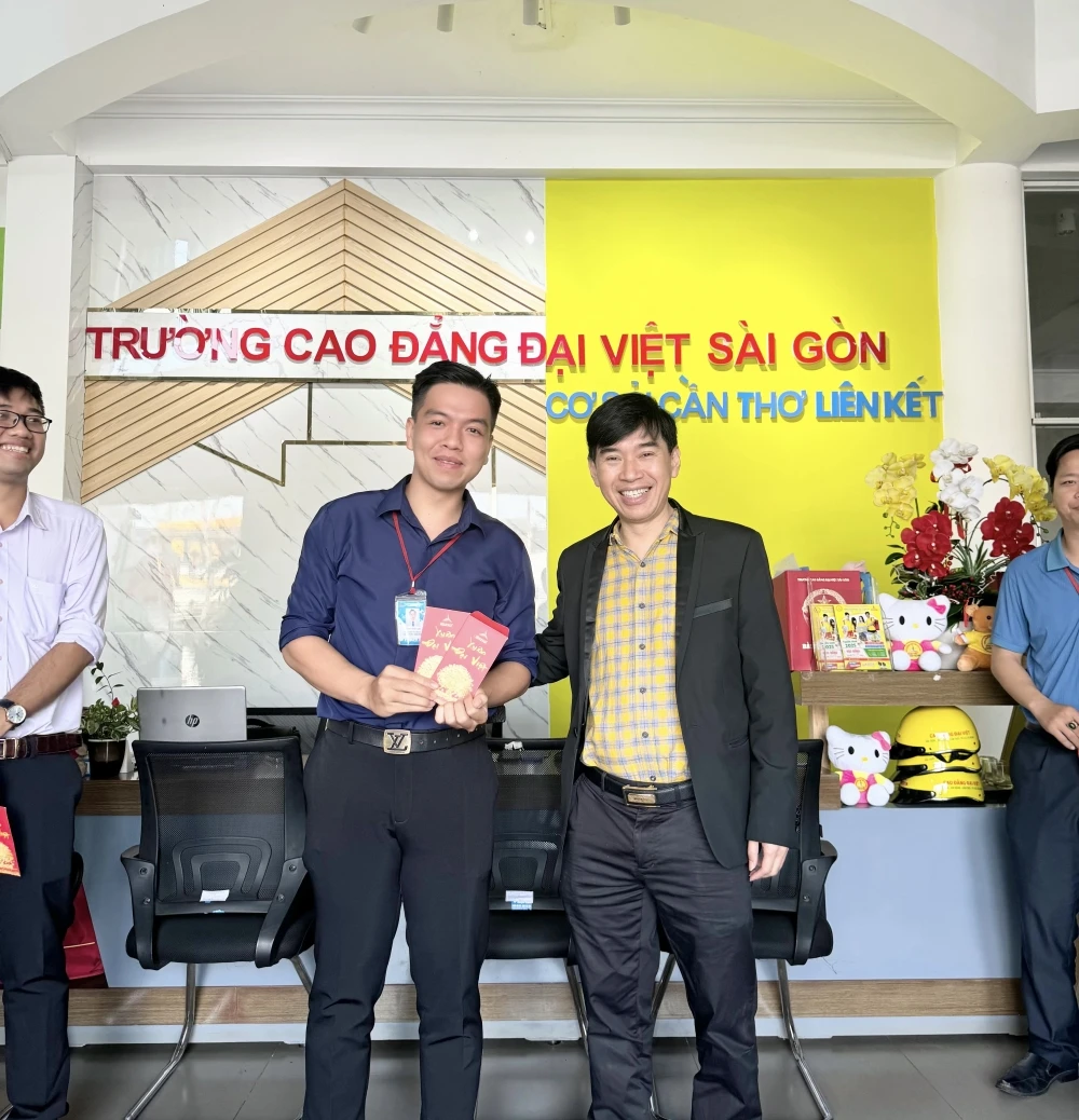 Thầy Chủ tịch HĐQT chúc Tết tập thể Đại Việt Cần Thơ