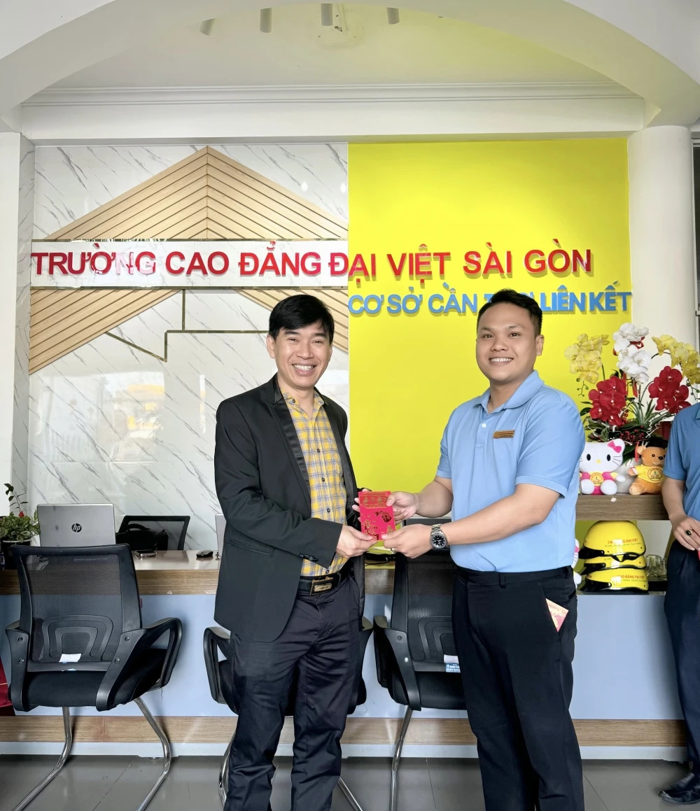 Thầy Chủ tịch HĐQT chúc Tết tập thể Đại Việt Cần Thơ