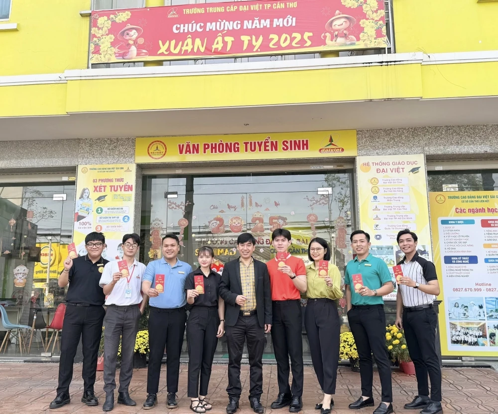 Thầy Chủ tịch HĐQT chúc Tết tập thể Đại Việt Cần Thơ