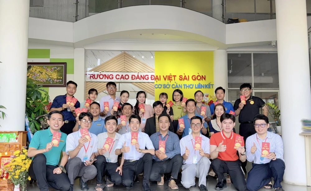 Thầy Chủ tịch HĐQT chúc Tết tập thể Đại Việt Cần Thơ