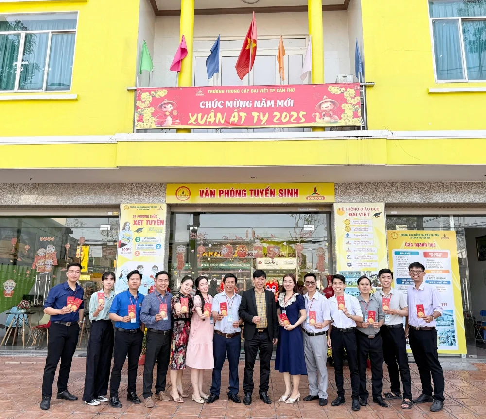 Thầy Chủ tịch HĐQT chúc Tết tập thể Đại Việt Cần Thơ