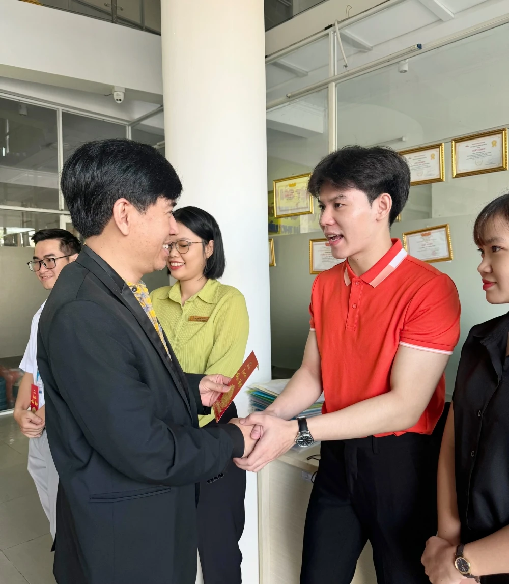 Thầy Chủ tịch HĐQT chúc Tết tập thể Đại Việt Cần Thơ