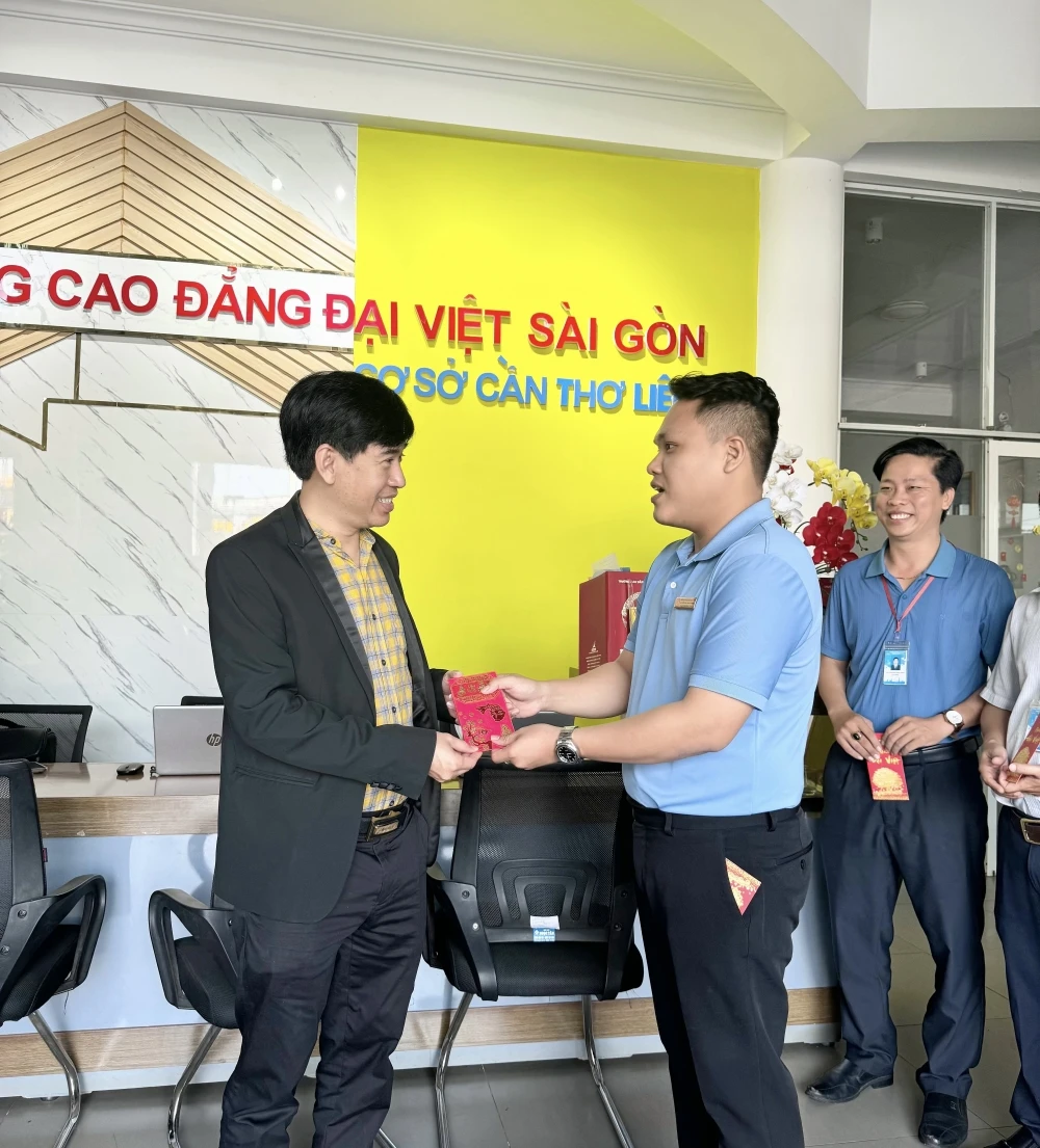 Thầy Chủ tịch HĐQT chúc Tết tập thể Đại Việt Cần Thơ