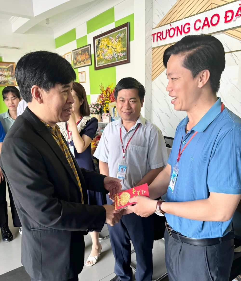 Thầy Chủ tịch HĐQT chúc Tết tập thể Đại Việt Cần Thơ