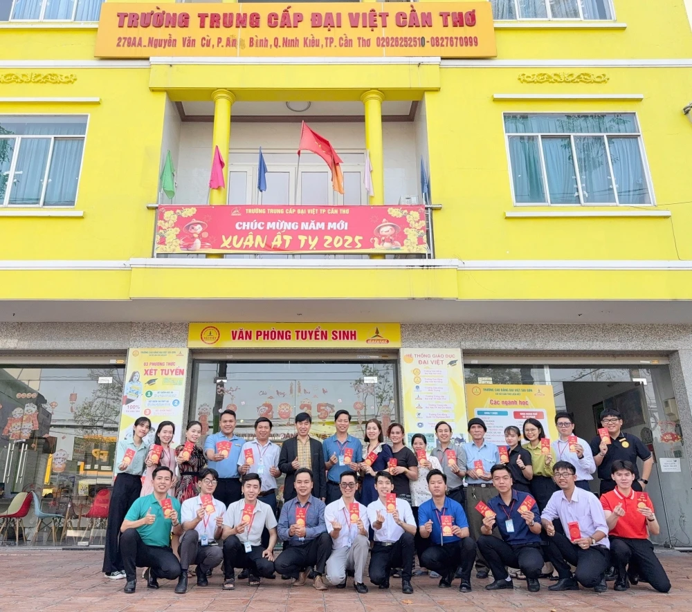 Thầy Chủ tịch HĐQT chúc Tết tập thể Đại Việt Cần Thơ