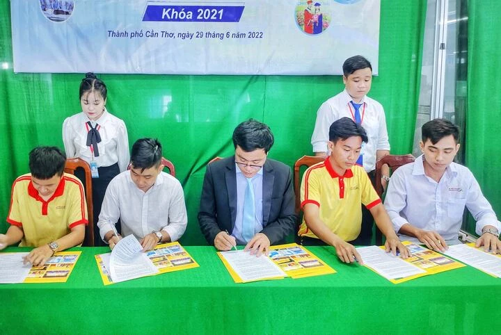 Thông Báo Về Việc Tổ Chức Lễ Ký Kết Hợp Đồng Cam Kết Việc Làm Với Sinh Viên Trường Cao Đẳng Đại Việt Tp Cần Thơ