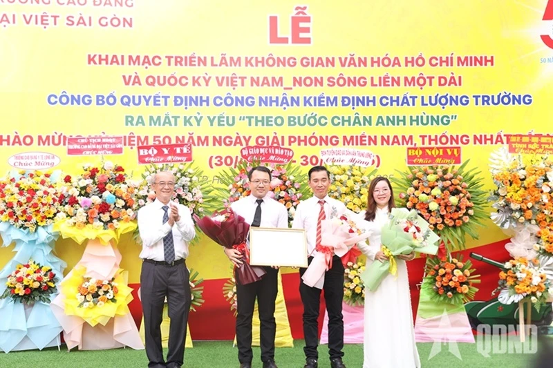 Đại diện Trường Cao đẳng Đại Việt Sài Gòn nhận giấy chứng nhận đạt chuẩn kiểm định chất lượng.