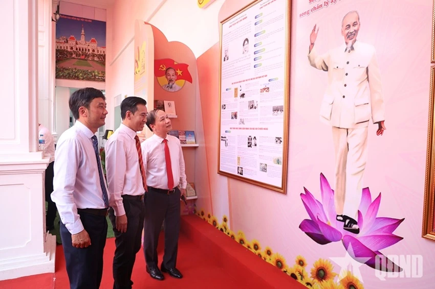 Các đại biểu tham quan triển lãm.