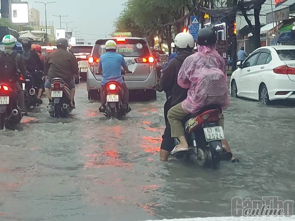 Mưa lớn kết hợp triều cường gây ngập sâu đường 30-4, ảnh hưởng giao thông vào chiều 27-10