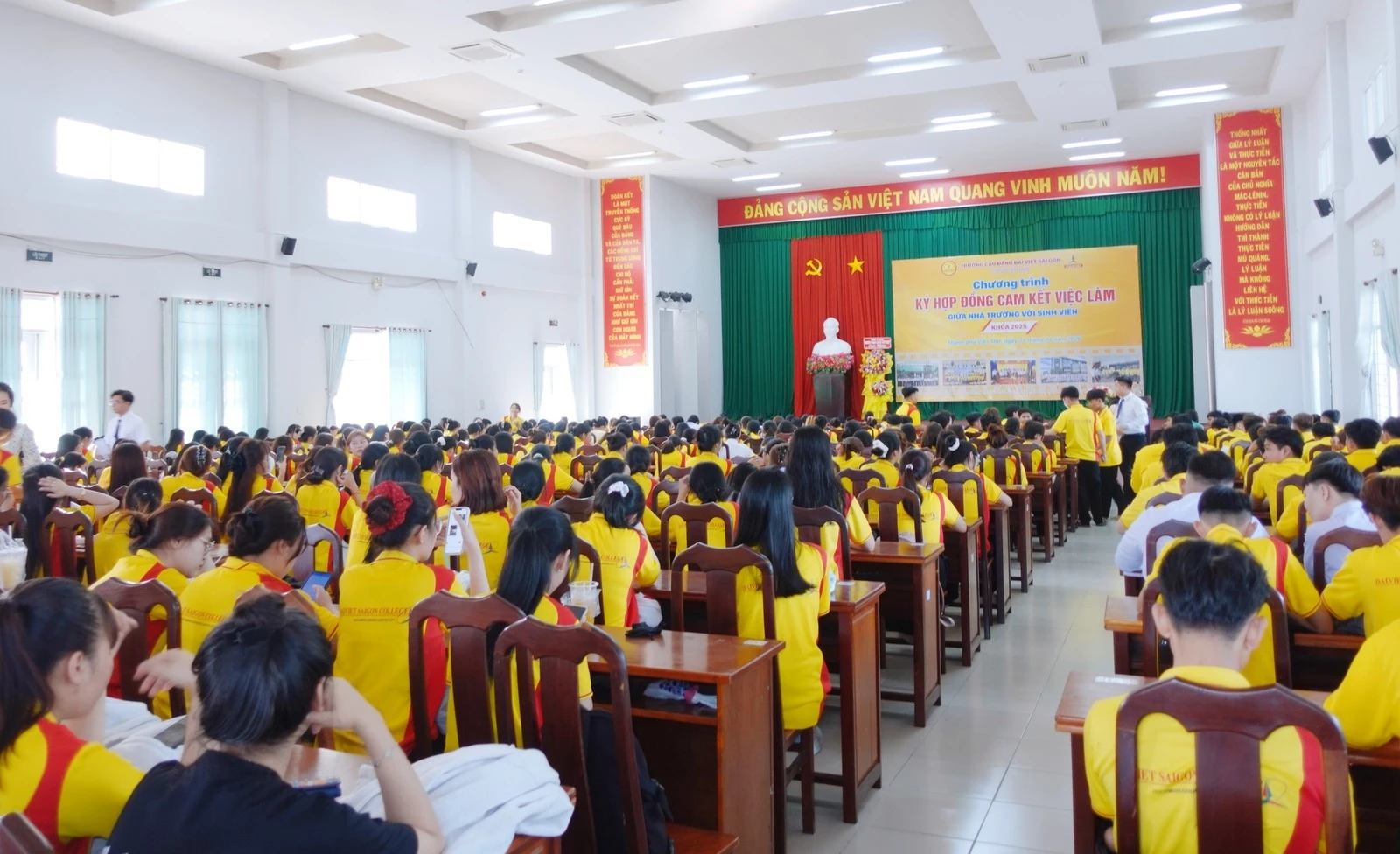 TRƯỜNG CAO ĐẲNG ĐẠI VIỆT SÀI GÒN CƠ SỞ CẦN THƠ TỔ CHỨC LỄ KÝ CAM KẾT 100% VIỆC LÀM CHO SINH VIÊN