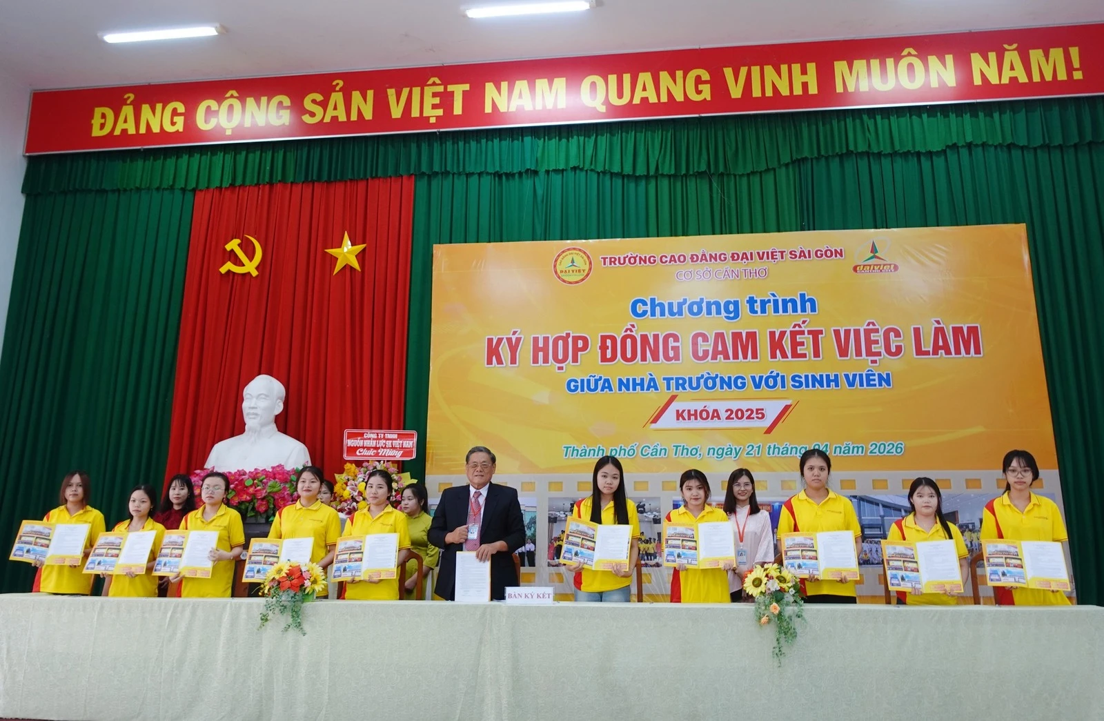 TRƯỜNG CAO ĐẲNG ĐẠI VIỆT SÀI GÒN CƠ SỞ CẦN THƠ TỔ CHỨC LỄ KÝ CAM KẾT 100% VIỆC LÀM CHO SINH VIÊN