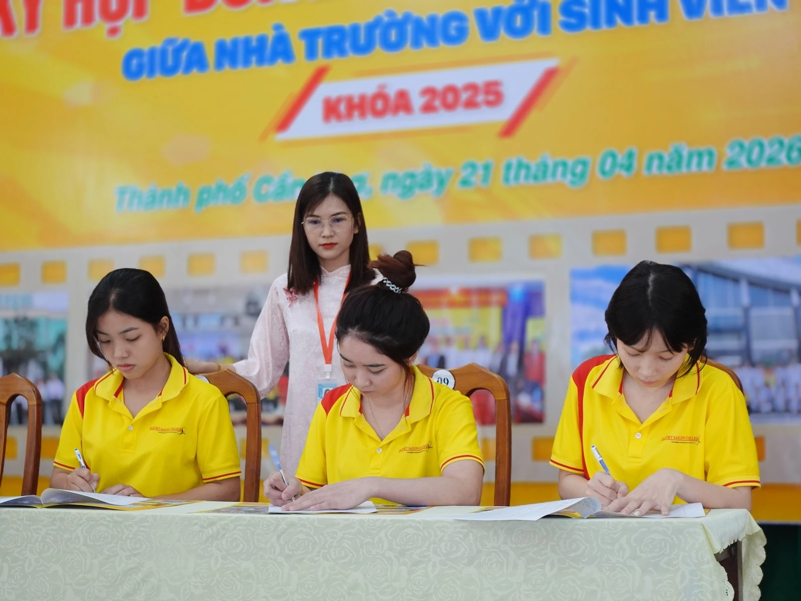 TRƯỜNG CAO ĐẲNG ĐẠI VIỆT SÀI GÒN CƠ SỞ CẦN THƠ TỔ CHỨC LỄ KÝ CAM KẾT 100% VIỆC LÀM CHO SINH VIÊN