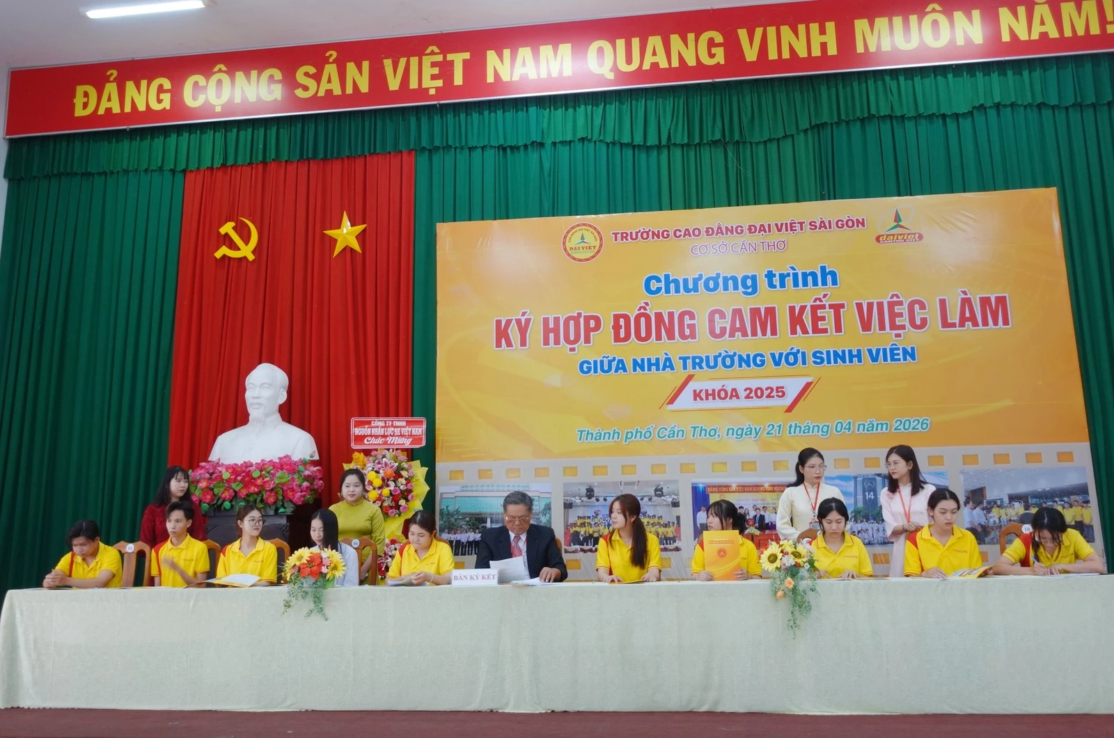 TRƯỜNG CAO ĐẲNG ĐẠI VIỆT SÀI GÒN CƠ SỞ CẦN THƠ TỔ CHỨC LỄ KÝ CAM KẾT 100% VIỆC LÀM CHO SINH VIÊN