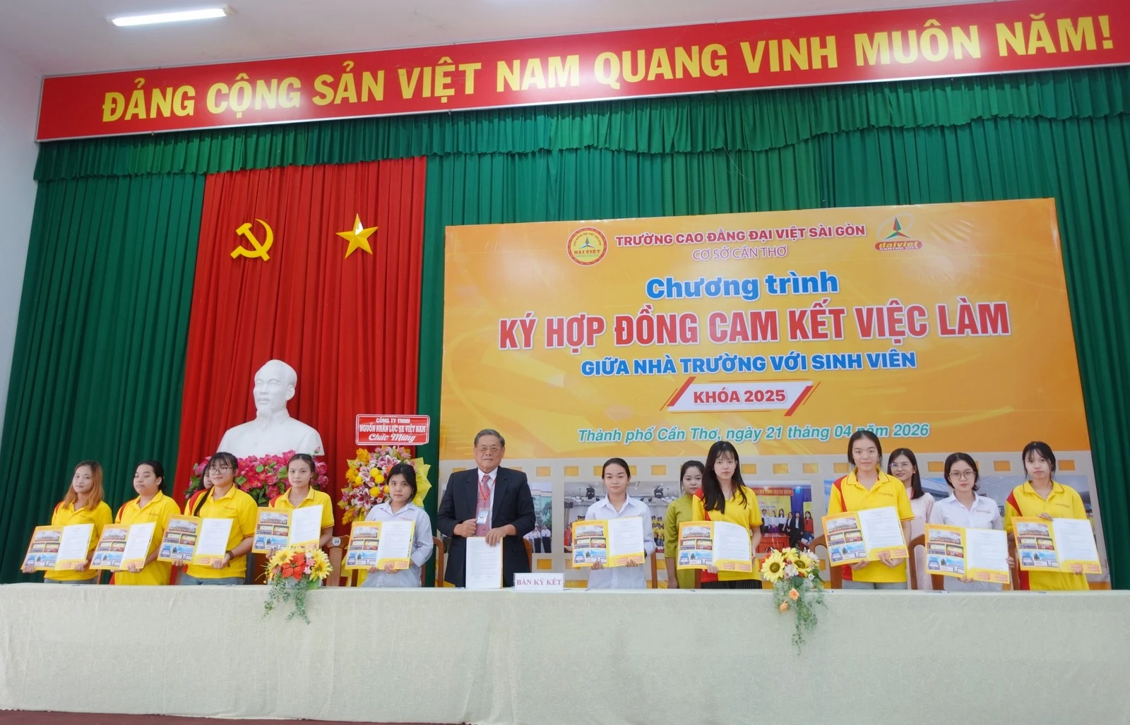 TRƯỜNG CAO ĐẲNG ĐẠI VIỆT SÀI GÒN CƠ SỞ CẦN THƠ TỔ CHỨC LỄ KÝ CAM KẾT 100% VIỆC LÀM CHO SINH VIÊN