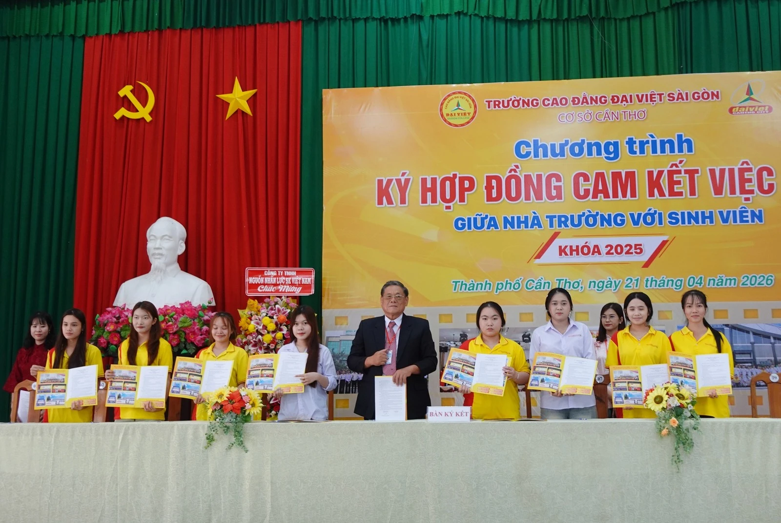 TRƯỜNG CAO ĐẲNG ĐẠI VIỆT SÀI GÒN CƠ SỞ CẦN THƠ TỔ CHỨC LỄ KÝ CAM KẾT 100% VIỆC LÀM CHO SINH VIÊN