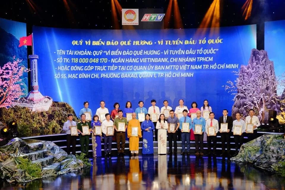 Ủng Hộ 300 Triệu Đồng Lan Tỏa Tình Yêu Quê Hương Biển Đảo