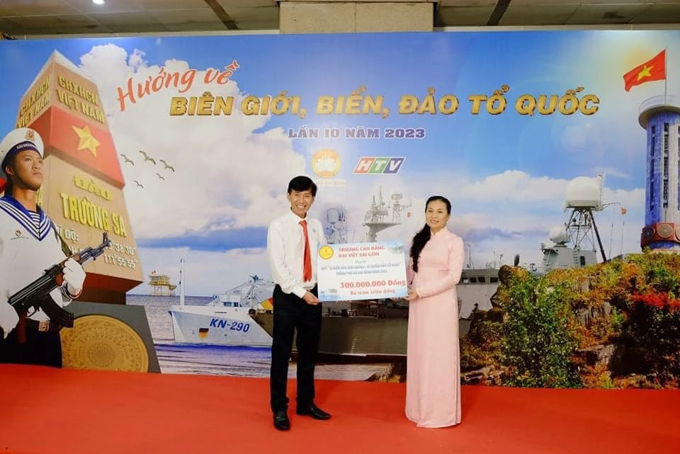 Ủng Hộ 300 Triệu Đồng Lan Tỏa Tình Yêu Quê Hương Biển Đảo