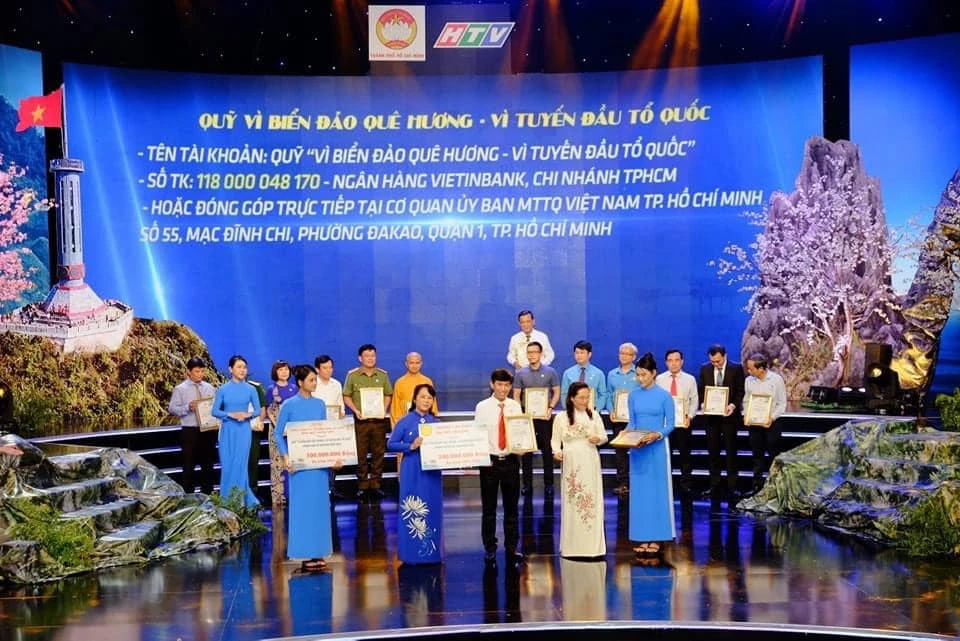 Ủng Hộ 300 Triệu Đồng Lan Tỏa Tình Yêu Quê Hương Biển Đảo