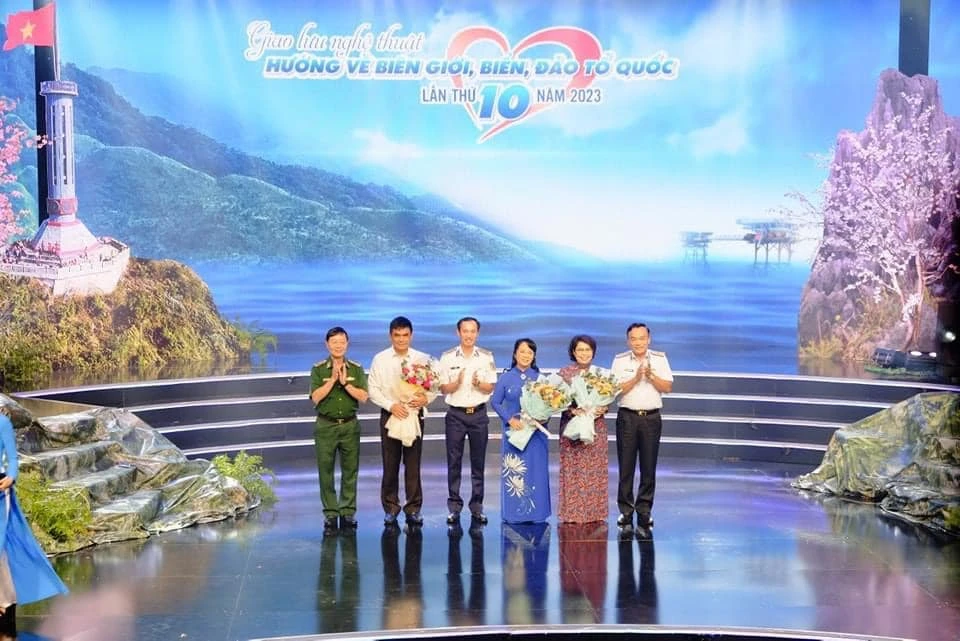 Ủng Hộ 300 Triệu Đồng Lan Tỏa Tình Yêu Quê Hương Biển Đảo