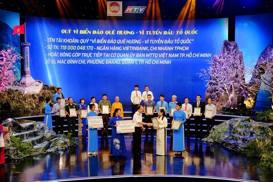 Ủng Hộ 300 Triệu Đồng Lan Tỏa Tình Yêu Quê Hương Biển Đảo