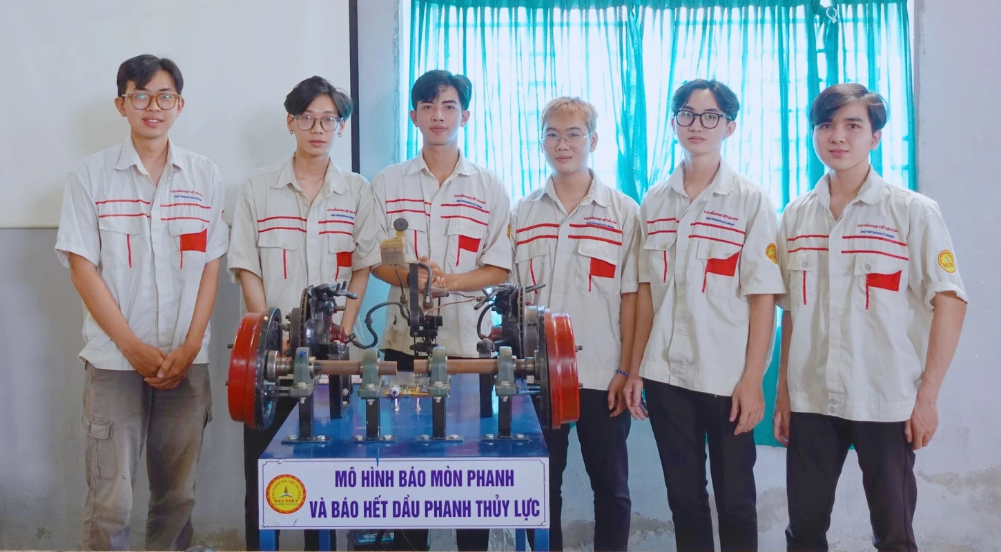 Buổi Bảo Vệ Đồ Án Tốt Nghiệp Của Sinh Viên Công Nghệ Ô Tô K21