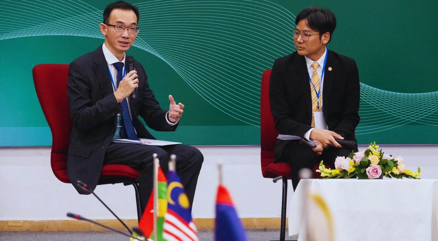 Cấm Học Sinh Dùng Điện Thoại Ở Trường: Lời Khuyên Từ Chuyên Gia Singapore