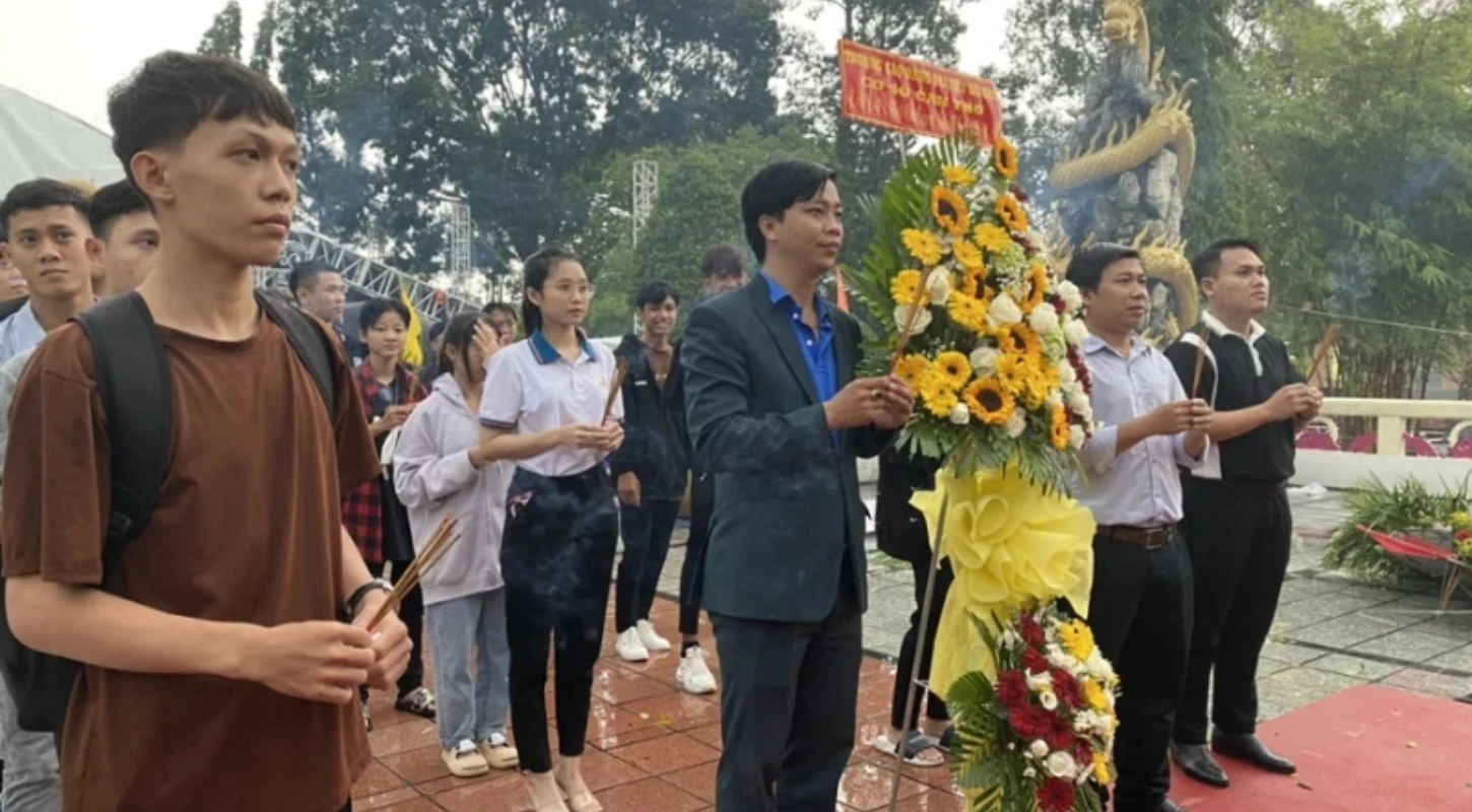 Đại Việt Cần Thơ Dâng Hoa Tưởng Niệm Anh Hùng Liệt Sĩ 27/7