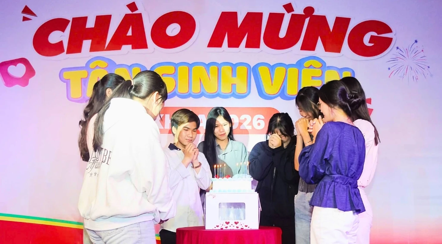 ĐẠI VIỆT CẦN THƠ – NHÌN LẠI KHOẢNH KHẮC CHÀO MỪNG TÂN SINH VIÊN K26