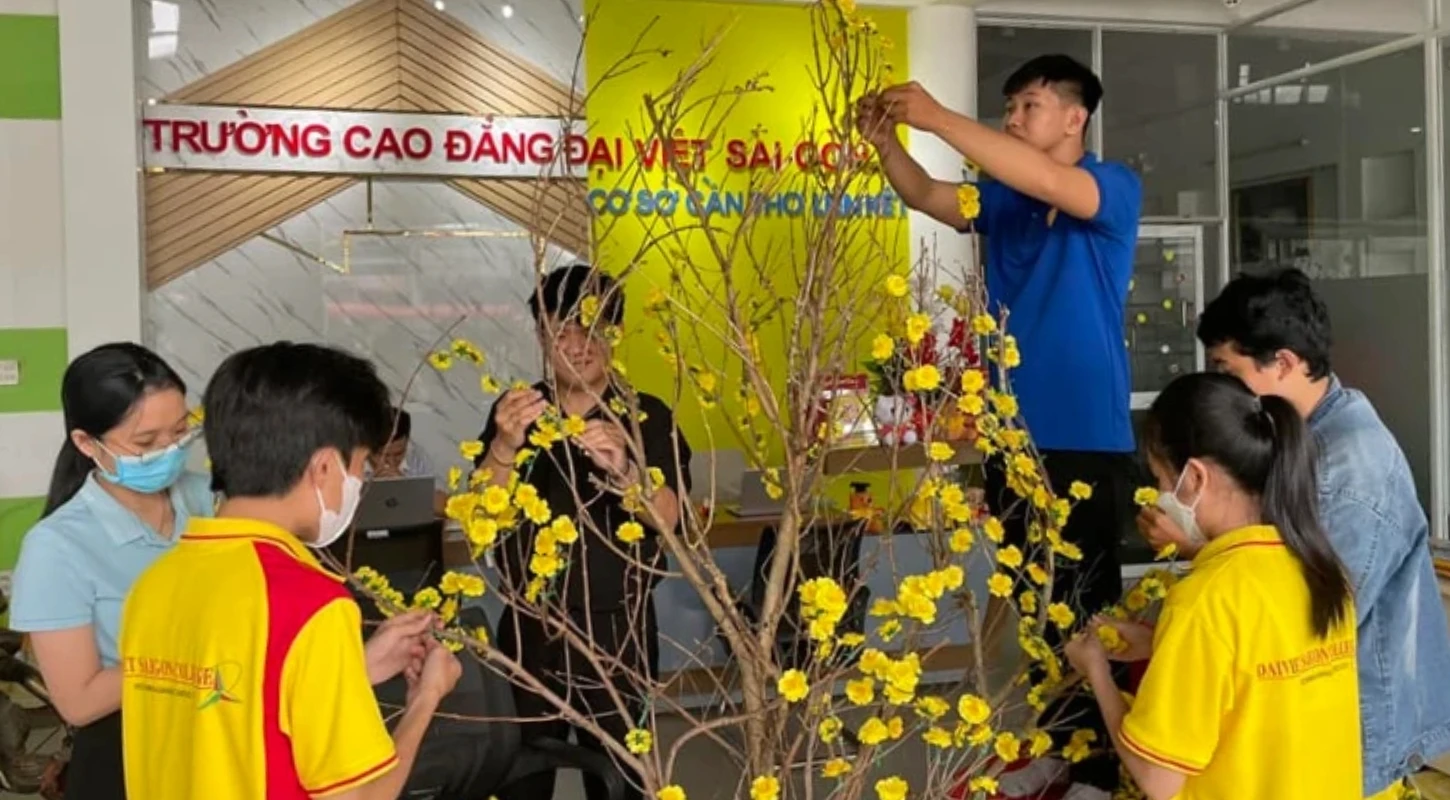 Đoàn Viên Thanh Niên Làm Theo Lời Bác - Tuổi Trẻ Là Mùa Xuân Của Xã Hội