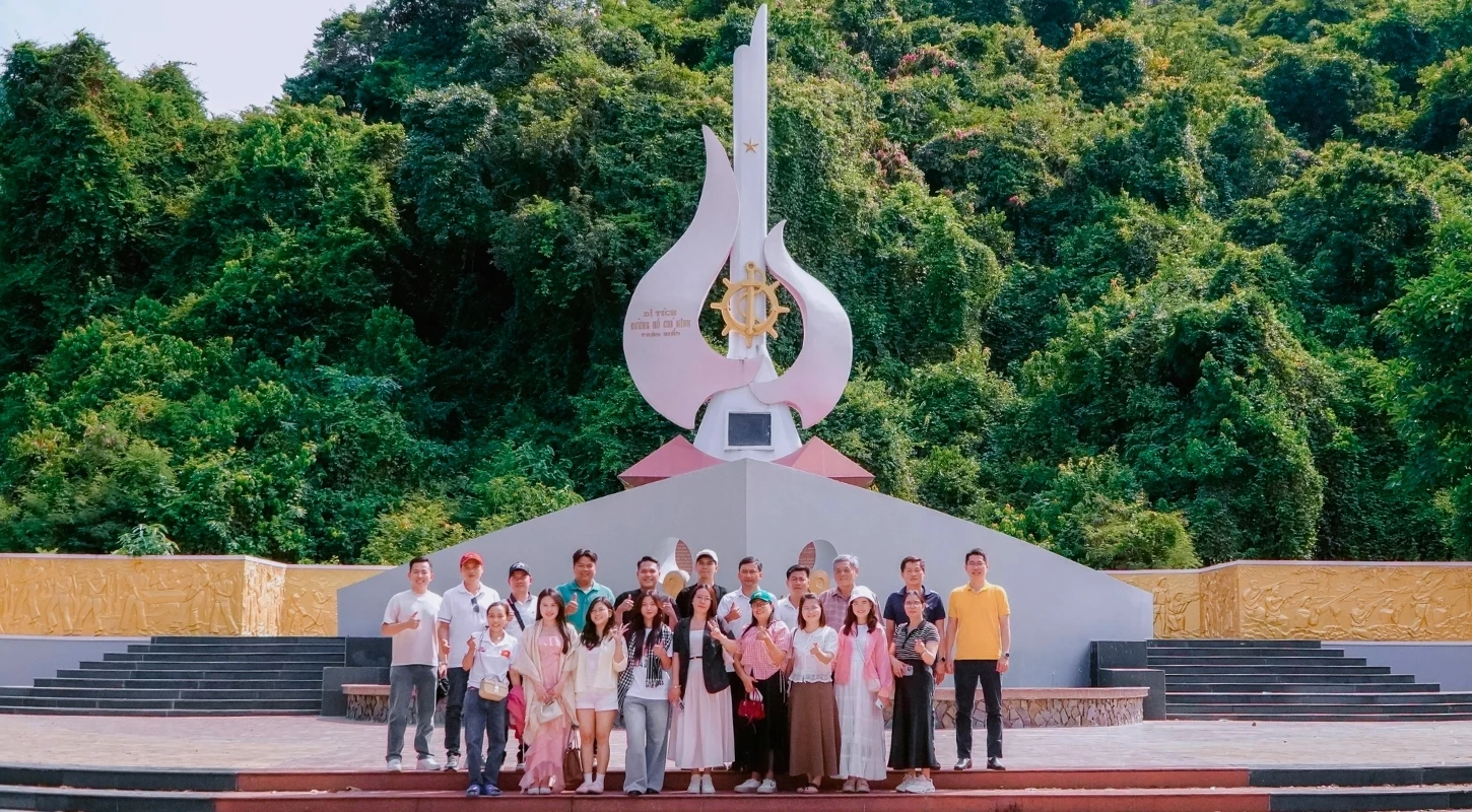 HÀNH TRÌNH CHÀO CỜ THIÊNG LIÊNG TẠI CỰC ĐÔNG TỔ QUỐC