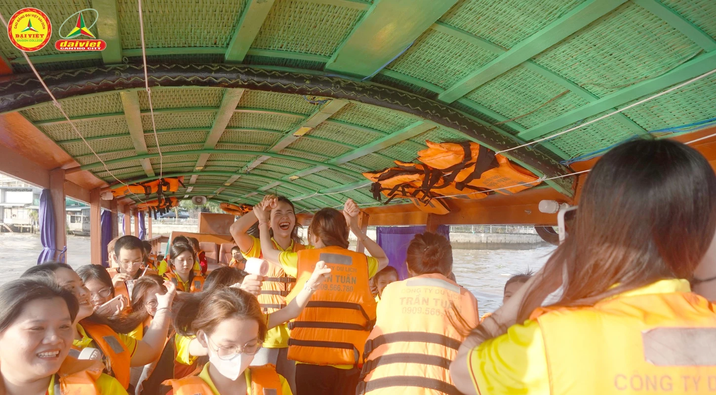 Hành trình khám phá chợ nổi Cái Răng qua góc nhìn sinh viên Đại Việt Cần Thơ 2025