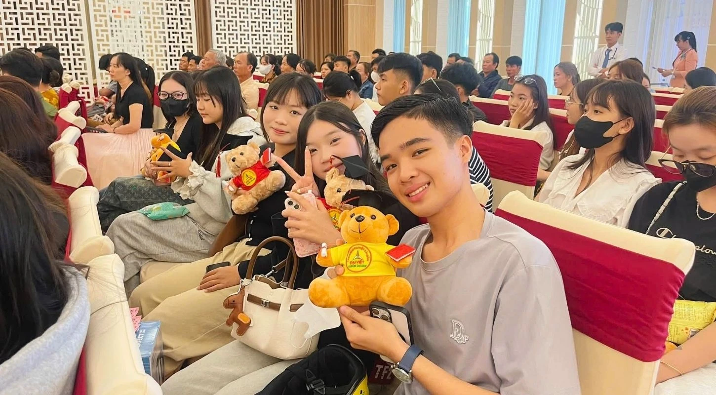 KHAI GIẢNG TRƯỜNG CAO ĐẲNG ĐẠI VIỆT – TÂN SINH VIÊN CÓ QUÀ NHẬN CẢ ĐIỆN THOẠI!