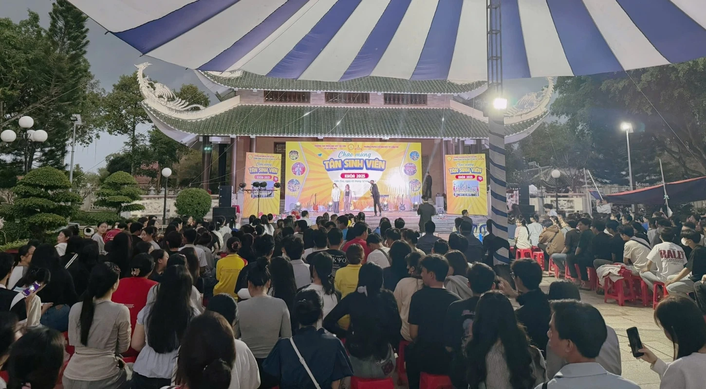 NHỮNG KHOẢNH KHẮC VUI NHỘN TRƯỚC ĐÊM GALA VĂN NGHỆ