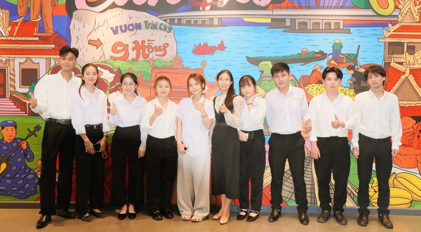 SINH VIÊN ĐẠI VIỆT CẦN THƠ NGÀNH QUẢN TRỊ KHÁCH SẠN THAM QUAN VÀ TRẢI NGHIỆM THỰC TẾ TẠI KHÁCH SẠN TRU BY HILTON