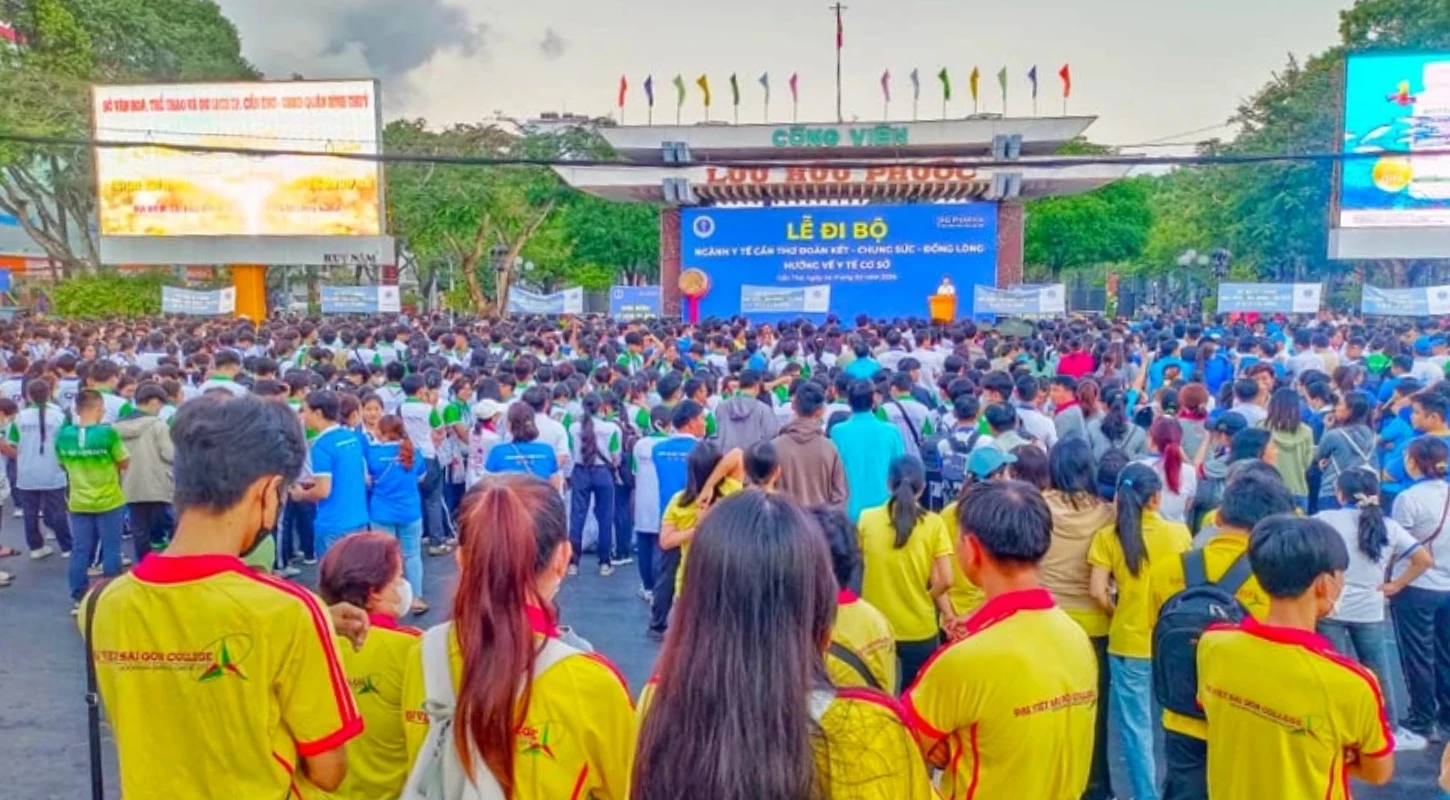 Sinh Viên Đại Việt Hưởng Ứng Lễ Đi Bộ Do Sở Y Tế Phát Động
