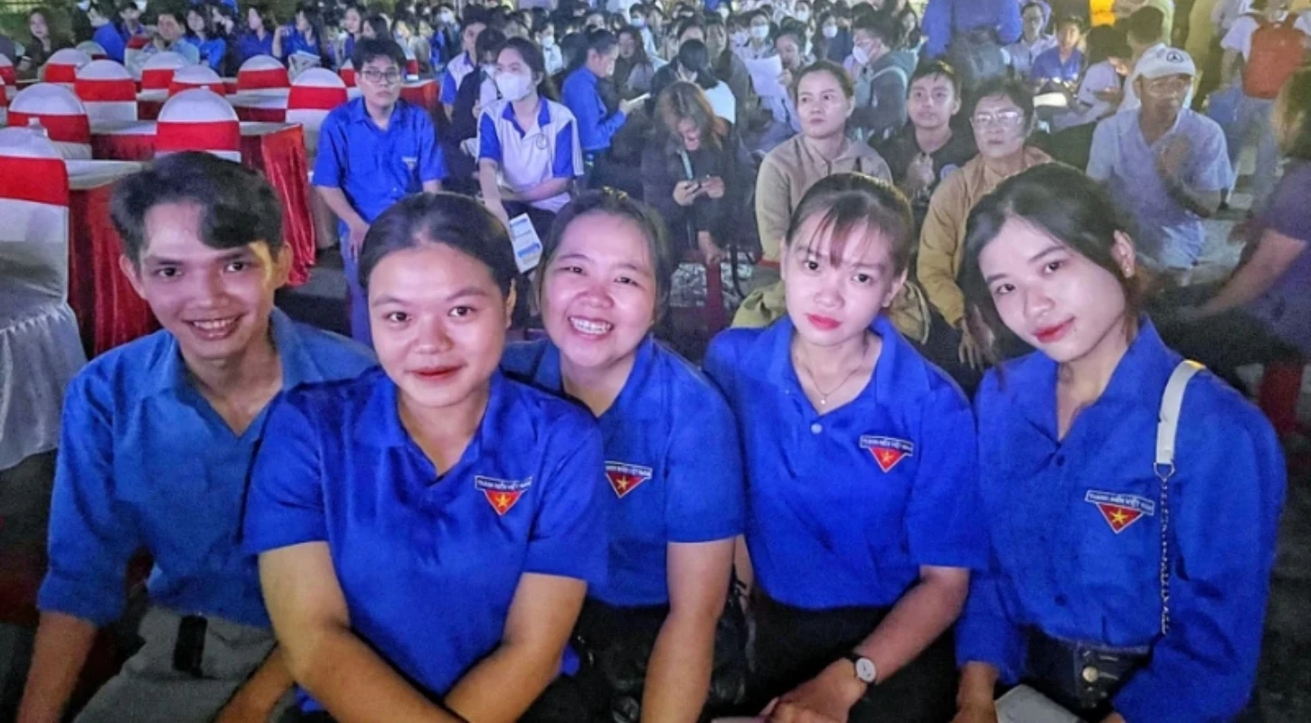 Sinh Viên Đại Việt Hưởng Ứng Ngày Thế Giới Phòng Chống Aids