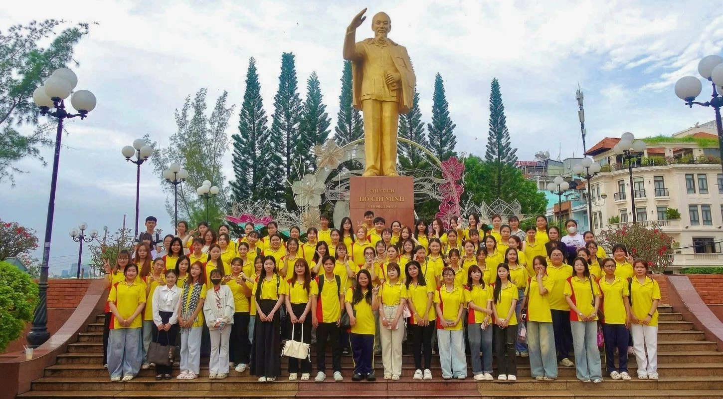 TÂN SINH VIÊN ĐẠI VIỆT CẦN THƠ “CHECK-IN” CHỢ NỔI CÁI RĂNG – HÀNH TRÌNH KHỞI ĐẦU ĐẦY HỨNG KHỞI!